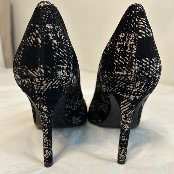 BCBGeneration black &‎ tan velvet heels. Size 8M. Like new in great condition. - Picture 5 of 10
